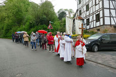 Markusprozession zum Kreuz an der Netzer Straße (Foto: Karl-Franz Thiede)